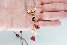 Cargar imagen en el visor de la galería, Collar largo de Cristales Checos color gris, con Dije de Estrella pequeña y Perlas colgantes