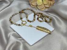 Cargar imagen en el visor de la galería, Collar con piedra de Jaspe y Balines de Gold Filed con Dije de hoja