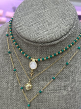 Cargar imagen en el visor de la galería, Choker medalla de Nacar
