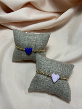Cargar imagen en el visor de la galería, Pulsera de balines con pasador de corazón de cerámica
