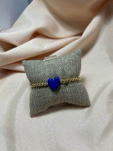 Cargar imagen en el visor de la galería, Pulsera de balines con pasador de corazón de cerámica
