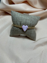 Cargar imagen en el visor de la galería, Pulsera de balines con pasador de corazón de cerámica
