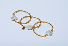 Cargar imagen en el visor de la galería, Pulseras con Balines de Gold Field con Perla Barroca en forma de corazón
