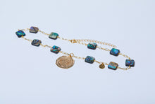 Cargar imagen en el visor de la galería, Collar de eslabón medio entorchado con Abalone y Dije de Moneda de Gold Field
