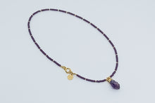 Cargar imagen en el visor de la galería, Collar de Cristales Checos con broche lateral y dije de cuarzo morado
