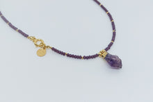 Cargar imagen en el visor de la galería, Collar de Cristales Checos con broche lateral y dije de cuarzo morado
