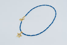 Cargar imagen en el visor de la galería, Collar de cristales checos azules con broche lateral y dije de Estrella

