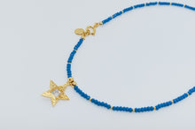 Cargar imagen en el visor de la galería, Collar de cristales checos azules con broche lateral y dije de Estrella
