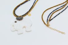 Cargar imagen en el visor de la galería, Collar largo de cristales checos y elefante de nácar
