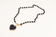 Cargar imagen en el visor de la galería, Collar de nuditos con Cristales Checos negros, balines y dije de corazon de murano
