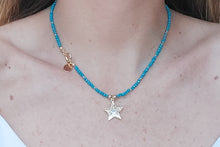 Cargar imagen en el visor de la galería, Collar de cristales checos azules con broche lateral y dije de Estrella
