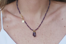 Cargar imagen en el visor de la galería, Collar de Cristales Checos con broche lateral y dije de cuarzo morado
