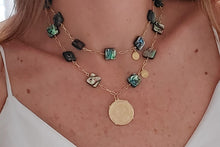 Cargar imagen en el visor de la galería, Collar de eslabón medio entorchado con Abalone y Dije de Moneda de Gold Field
