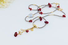 Cargar imagen en el visor de la galería, Collar largo de Cristales Checos color gris, con Dije de Estrella pequeña y Perlas colgantes
