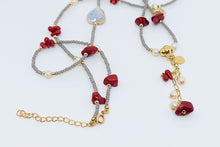 Cargar imagen en el visor de la galería, Collar largo de Cristales Checos color gris, con Dije de Estrella pequeña y Perlas colgantes

