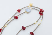 Cargar imagen en el visor de la galería, Collar largo de Cristales Checos color gris, con Dije de Estrella pequeña y Perlas colgantes
