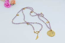 Cargar imagen en el visor de la galería, Collar Boho cristales checos con medallon frontal y mini dije en broche
