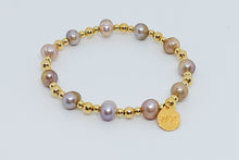 Cargar imagen en el visor de la galería, Pulsera con Perla rosadas de Agua Dulce y Balines de Gold Field
