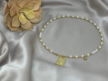 Cargar imagen en el visor de la galería, Collar de perlas y balines con dije de la Virgen de Guadalupe
