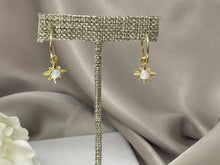 Cargar imagen en el visor de la galería, Zarcillos de argollas cerradas con estrella

