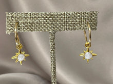 Cargar imagen en el visor de la galería, Zarcillos de argollas cerradas con estrella
