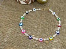 Cargar imagen en el visor de la galería, Choker de perlas de arrocitos con ojos de vinilo
