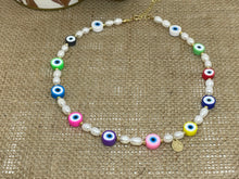 Cargar imagen en el visor de la galería, Choker de perlas de arrocitos con ojos de vinilo
