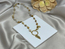 Cargar imagen en el visor de la galería, Collar con Dije mediano de Gold Field en forma de hoja
