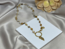 Cargar imagen en el visor de la galería, Collar con Dije mediano de Gold Field en forma de hoja
