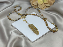 Cargar imagen en el visor de la galería, Collar con piedra de Jaspe y Balines de Gold Filed con Dije de hoja
